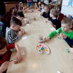Dzieci malują pisanki wielkanocne