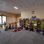 Grupa II - Dzieci na dywanie oglądają stroje ludowe