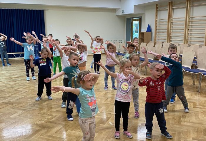 Grupa II - Dzieci powtarzają ruch taneczne
