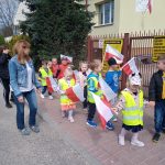 Grupa III - Dzieci idą na spacer z flagami