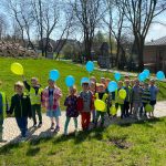 Grupa III - Dzieci z balonami na spacerze z okazji Dni Ziemi