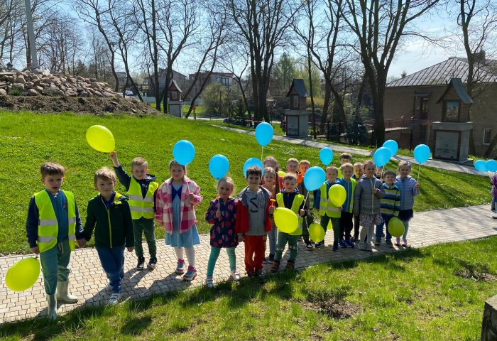 Grupa III - Dzieci z balonami na spacerze z okazji Dni Ziemi