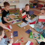 Grupa IV- Dzieci wykonują flagi przy stolikach