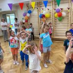 Dzieci naśladują ruchy taneczne