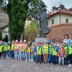 Grupa III - Dzieci przy pomniku gen. Józefa Bema