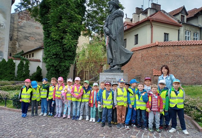 Grupa III - Dzieci przy pomniku gen. Józefa Bema
