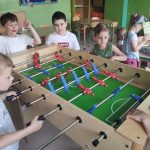 Grupa IV - Chłopcy grają w piłkarzyki