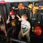 Grupa IV - Dzieci mierzą hełm strażacki