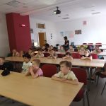 Grupa IV - Dzieci oglądają film o zagrożeniach