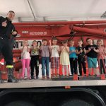 Grupa IV - Dzieci ze strażakiem na wozie strażackim
