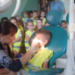 Grupa I - Pani stomatolog ogląda ząbki dzieciom