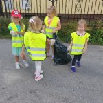 Grupa IV - Dziewczynki zbierają śmieci