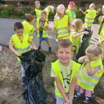 Grupa IV - Dzieci cieszą się z efektów sprzątania
