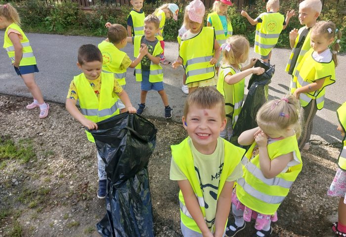 Grupa IV - Dzieci cieszą się z efektów sprzątania