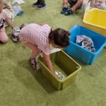 Grupa I - Dzieci segregują śmieci do odpowiednich pojemników