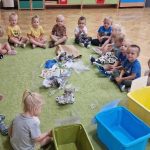 Grupa I - Dzieci siedzą na dywanie poznają zasady segregacji śmieci