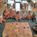 Grupa II - Dzieci na dywanie z kodeksem przedszkolaka