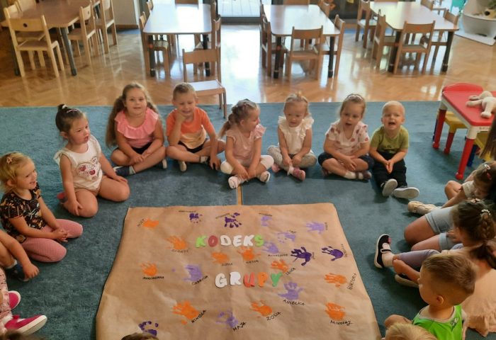 Grupa II - Dzieci na dywanie z kodeksem przedszkolaka