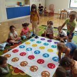 Grupa V -Dzieci grają w grę Twister