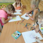 Grupa V -Dzieci malują obrazki