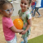 Grupa V - Dziewczynki tańczą z balonami