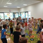 Grupa V - Dzieci tańczą do piosenki Lego