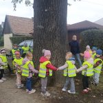 Grupa III - Dzieci stoją wkoło drzewa