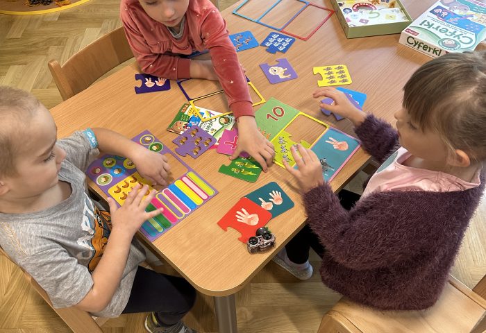 Grupa III - Dzieci układają puzzle