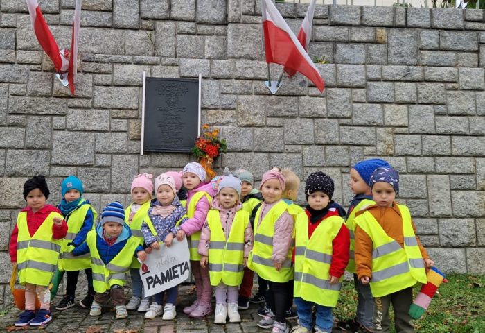 Grupa I - Dzieci z plakatem szkoła pamięta