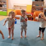 Grupa II - Dzieci ćwiczą z woreczkami