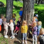 Grupa II - Dzieci obejmują drzewo