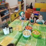 Grupa II - Dzieci przy stoliku