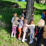 Grupa II - Dzieci przytulają drzewo
