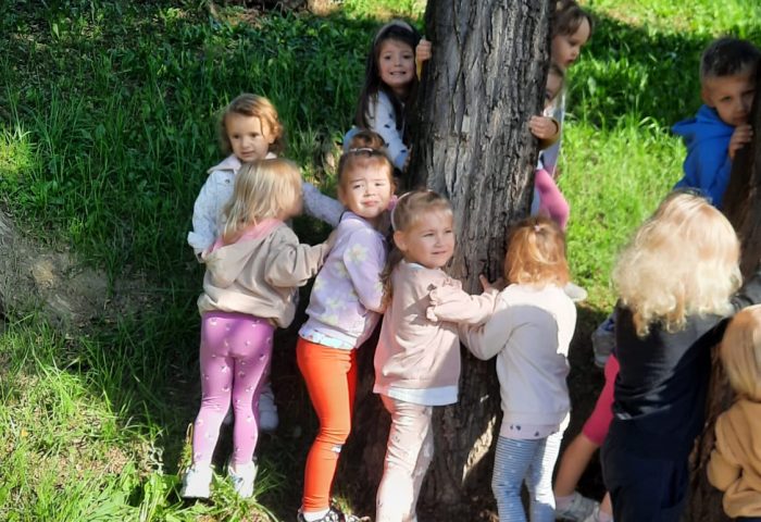 Grupa II - Dzieci przytulają drzewo