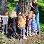 Grupa II - Dzieci z Panią przy drzewie