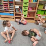 Grupa III - Dzieci ćwiczą na dywanie