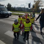 Grupa V - Dzieci przechodzą na drugą stronę ulicy