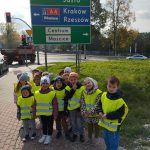 Grupa V - Dzieci stoją przy znaku drogowym