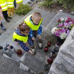 Grupa V - Dzieci składają znicze przed grobem żołnierzy