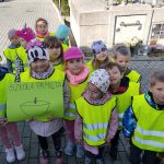 Grupa V - Dzieci stoją z plakatem Szkoła Pamięta