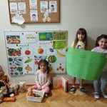 Grupa V - Wystawka z produktów ekologicznych i plakat dotyczący żywności