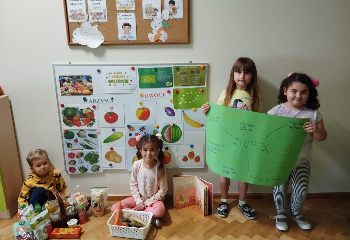Grupa V - Wystawka z produktów ekologicznych i plakat dotyczący żywności