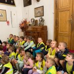 Grupa VI - Dzieci słuchają opowiadania o zamku