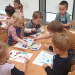 Grupa I - Dzieci malują farbami przy muzyce