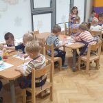 Grupa I - Dzieci malują przy stolikach