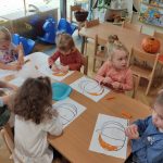 Grupa II - Dzieci malują dynię