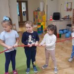 Grupa II - Dzieci przeciągają linę