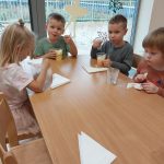 Grupa IV - Dzieci jedzą sałatkę