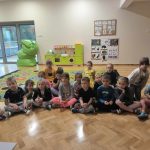 Grupa V - Dzieci oglądają filmik edukacyjny