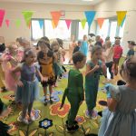 Grupa V- Dzieci tańczą do muzyki